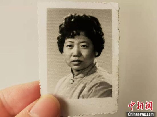 圖為20世紀80年代,蘭州照相館拍攝的人物肖像照,如今仍然有很多人選擇拍攝這樣的照片留作紀念。 王牧雨 攝 圖為20世紀80年代,蘭州照相館拍攝的人物肖像照,如今仍然有很多人選擇拍攝這樣的照片留作紀念。 王牧雨 攝