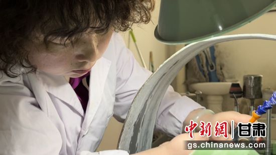 夜光杯制作學(xué)徒謝小琴坦言,雖工作枯燥,但是能夠掌握國家級非遺技藝是很自豪的。王牧雨 攝 夜光杯制作學(xué)徒謝小琴坦言,雖工作枯燥,但是能夠掌握國家級非遺技藝是很自豪的。王牧雨 攝