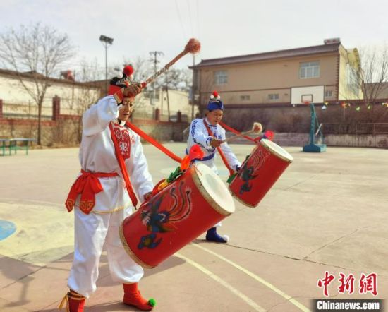 圖為劉玉均(右一)身穿青花服與隊員一起練習(xí)動作?！堟?攝