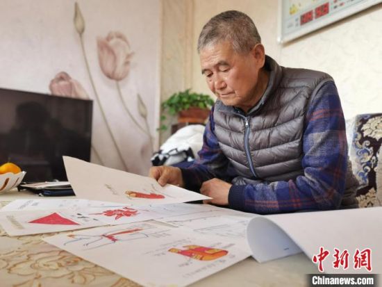 圖為陸鵬飛向記者展示多年帶隊的手寫筆記?！堟?攝