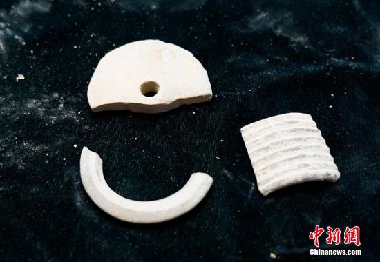圖為靜寧縣賈河鄉竇坪村出土的佩飾。 夏劍鋒 攝