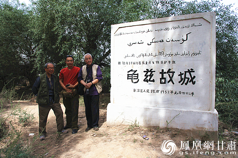 庫車是古代龜茲語,意為“龜茲人的城”,乃絲綢之路重鎮。2016年,蘇朗(右)、文巖(左)等藝術家前往庫車龜茲故城遺址采風。楊文遠 攝
