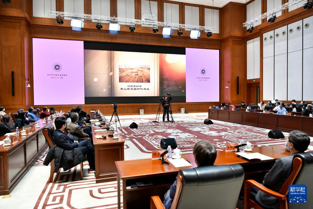 3月18日,在“中國社會科學(xué)院考古學(xué)論壇·2021年中國考古新發(fā)現(xiàn)”上,參會人員觀看宣傳視頻。