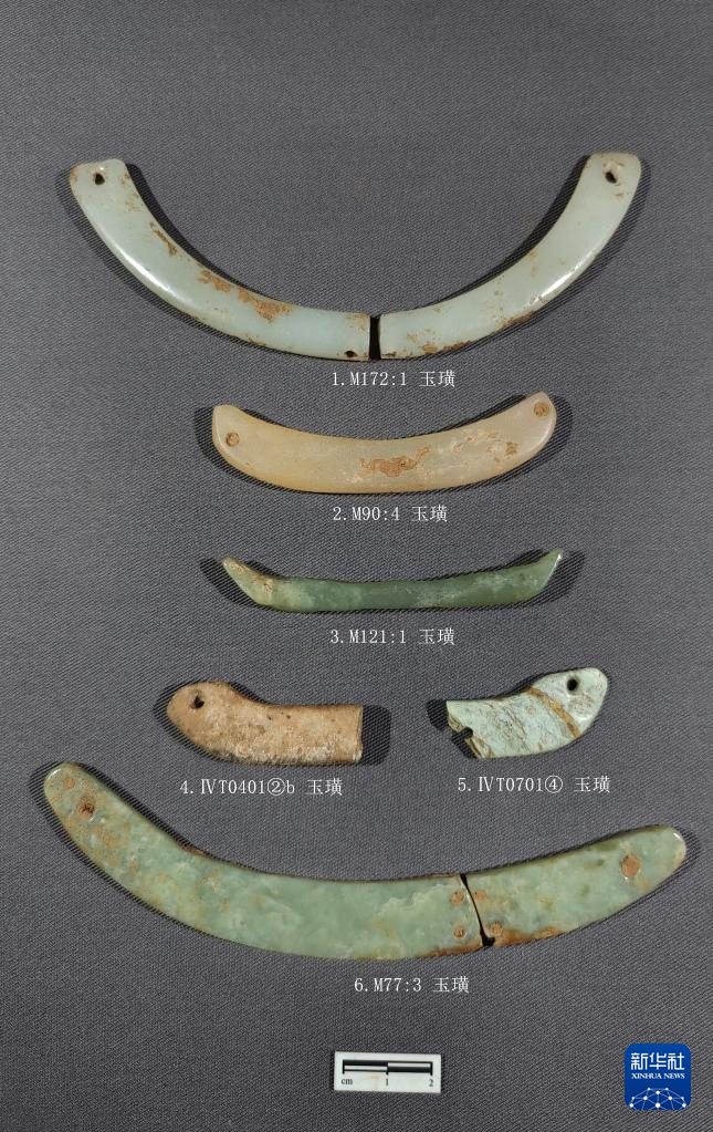 河南南陽市黃山新石器時代遺址出土的屈家?guī)X文化玉璜(資料圖)。