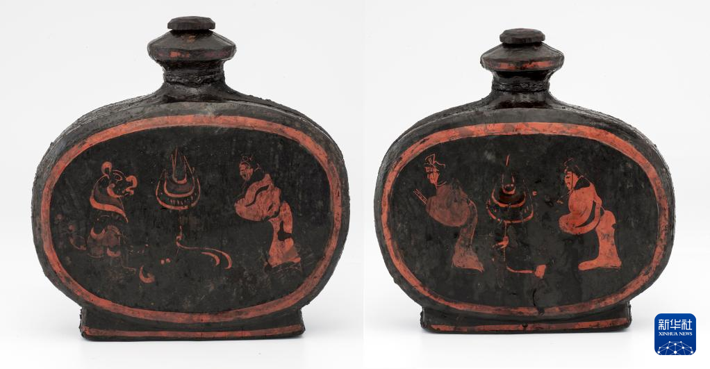湖北云夢縣鄭家湖戰(zhàn)國秦漢墓地出土扁壺(資料圖)。