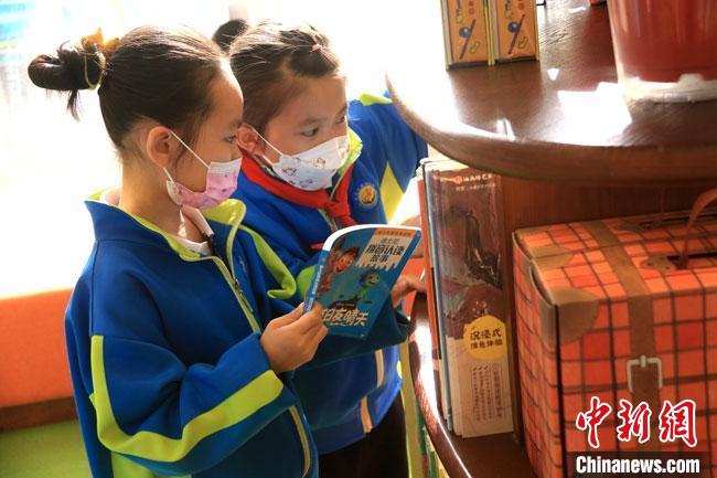 4月23日，不少民眾走進書局閱讀圖書，品味書香，學習敦煌文化，享受讀書快樂。　黃燕 攝