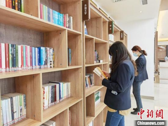 圖為在甘肅公航旅建設(shè)集團(tuán)有限公司的職工書屋,職工挑選書籍。 徐雪 攝 圖為在甘肅公航旅建設(shè)集團(tuán)有限公司的職工書屋,職工挑選書籍。 徐雪 攝