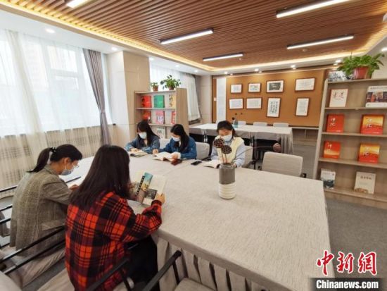 近日,在國網(wǎng)甘肅電力黨校職工書屋,正在舉行青年職工讀書交流活動(dòng)。 徐雪 攝 近日,在國網(wǎng)甘肅電力黨校職工書屋,正在舉行青年職工讀書交流活動(dòng)。 徐雪 攝