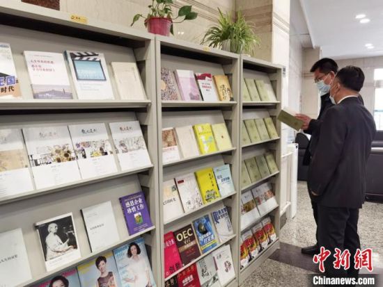 圖為國網(wǎng)甘肅電力黨校的職工書架。 徐雪 攝 圖為國網(wǎng)甘肅電力黨校的職工書架。 徐雪 攝