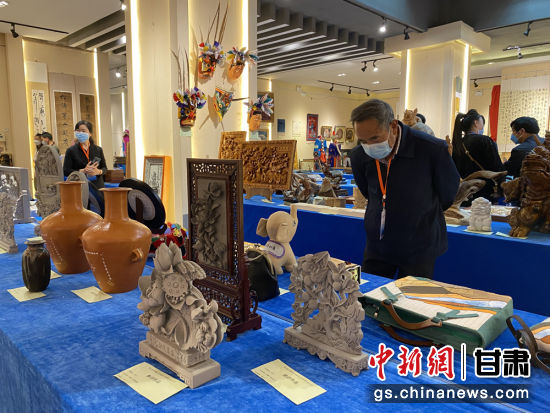 來自全省的近800件作品進入專家評審環節,作品涵蓋雕塑雕刻、漆器、工藝花畫等多個類別。徐雪 攝 來自全省的近800件作品進入專家評審環節,作品涵蓋雕塑雕刻、漆器、工藝花畫等多個類別。徐雪 攝