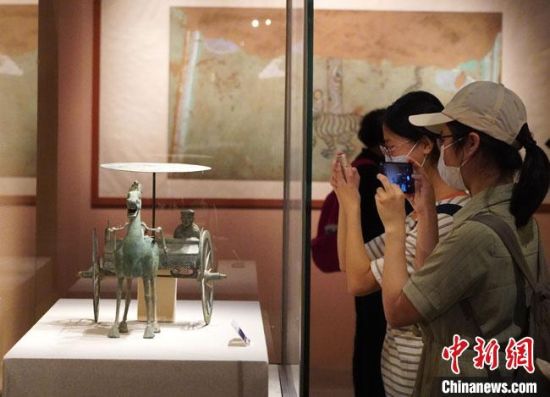 圖為參觀者參觀“大道攸歸:五涼文化展”展陳文物。 九美旦增 攝 圖為參觀者參觀“大道攸歸:五涼文化展”展陳文物。 九美旦增 攝