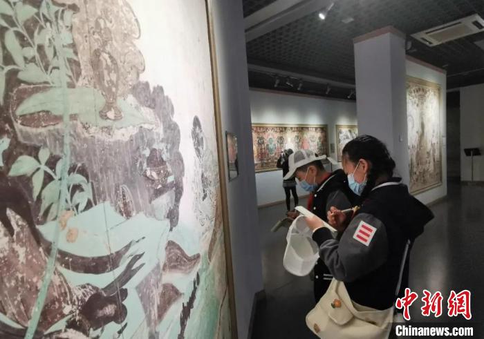 圖為學生參觀敦煌藝術館。(資料圖) 蘭州大學附屬學校供圖 圖為學生參觀敦煌藝術館。(資料圖) 蘭州大學附屬學校供圖