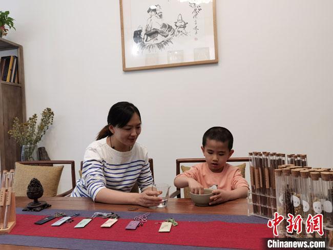 圖為魯雯為小學員授課和培訓?！●T志軍 攝
