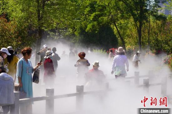 蘭州市寓言故事園化身“瑤池”仙境美景，吸引不少市民前來觀賞、拍照。　九美旦增 攝