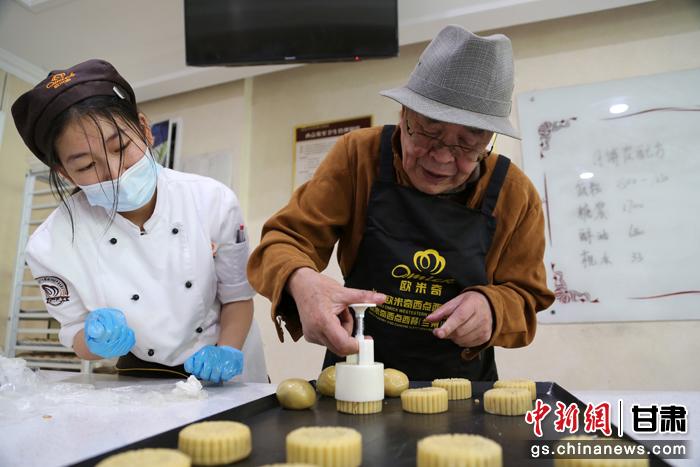 當日,受邀參加活動的臺胞臺屬代表、兩岸婚姻及子女、在甘臺商代表等歡聚一堂。圖為77歲的在甘臺胞潘天鑒制作月餅。九美旦增 攝 當日,受邀參加活動的臺胞臺屬代表、兩岸婚姻及子女、在甘臺商代表等歡聚一堂。圖為77歲的在甘臺胞潘天鑒制作月餅。九美旦增 攝