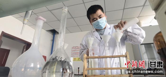 圖為甘肅科技集團(tuán)化工研究院有限責(zé)任公司工作人員正在做實(shí)驗(yàn)。魏建軍 攝