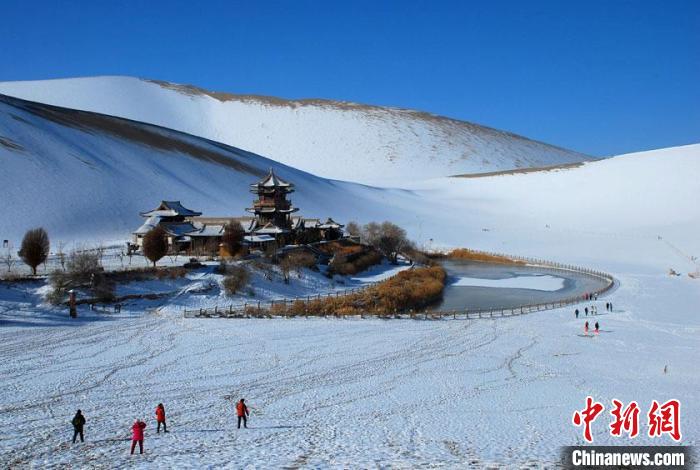 敦煌市鳴沙山月牙泉雪景如畫。(資料圖) 張曉亮 　攝