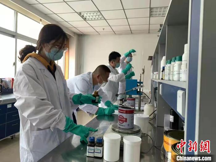 圖為肖菲(前一)帶領(lǐng)團(tuán)隊(duì)研發(fā)水性涂料。(資料圖) 受訪者供圖