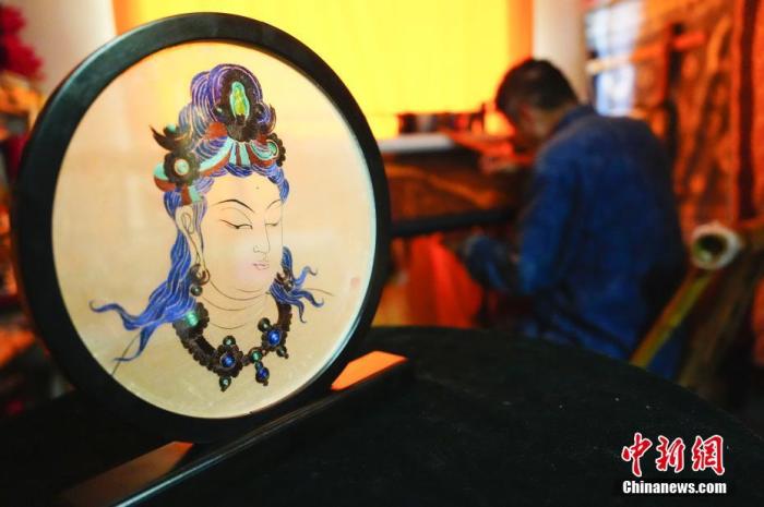圖為劉云帆所創(chuàng)作的敦煌元素刺繡作品。 中新社發(fā) 謝秉錫 攝 圖為劉云帆所創(chuàng)作的敦煌元素刺繡作品。 中新社發(fā) 謝秉錫 攝