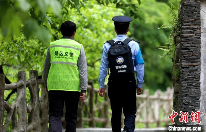 圖為民警背警務小包在轄區景區開展工作。(資料圖) 甘肅省公安廳供圖
