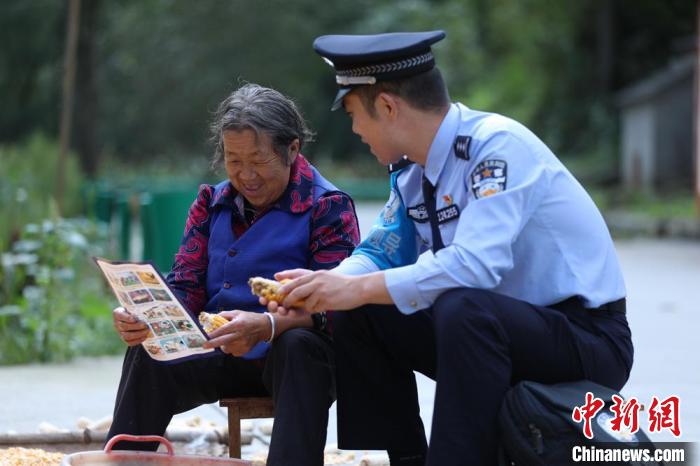 圖為民警背警務小包給民眾宣講政策。(資料圖) 甘肅省公安廳供圖