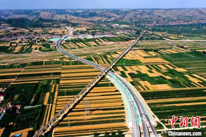 圖為甘肅境內(nèi)的高速公路。(資料圖) 甘肅省交通運(yùn)輸廳供圖 圖為甘肅境內(nèi)的高速公路。(資料圖) 甘肅省交通運(yùn)輸廳供圖