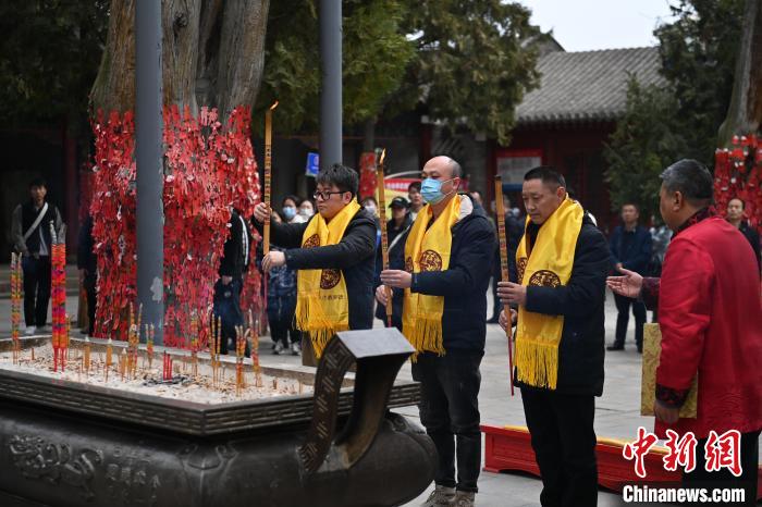 在甘肅天水市伏羲廟內，參祭者雙手持香，祭拜人文始祖伏羲?！±顏嘄?攝