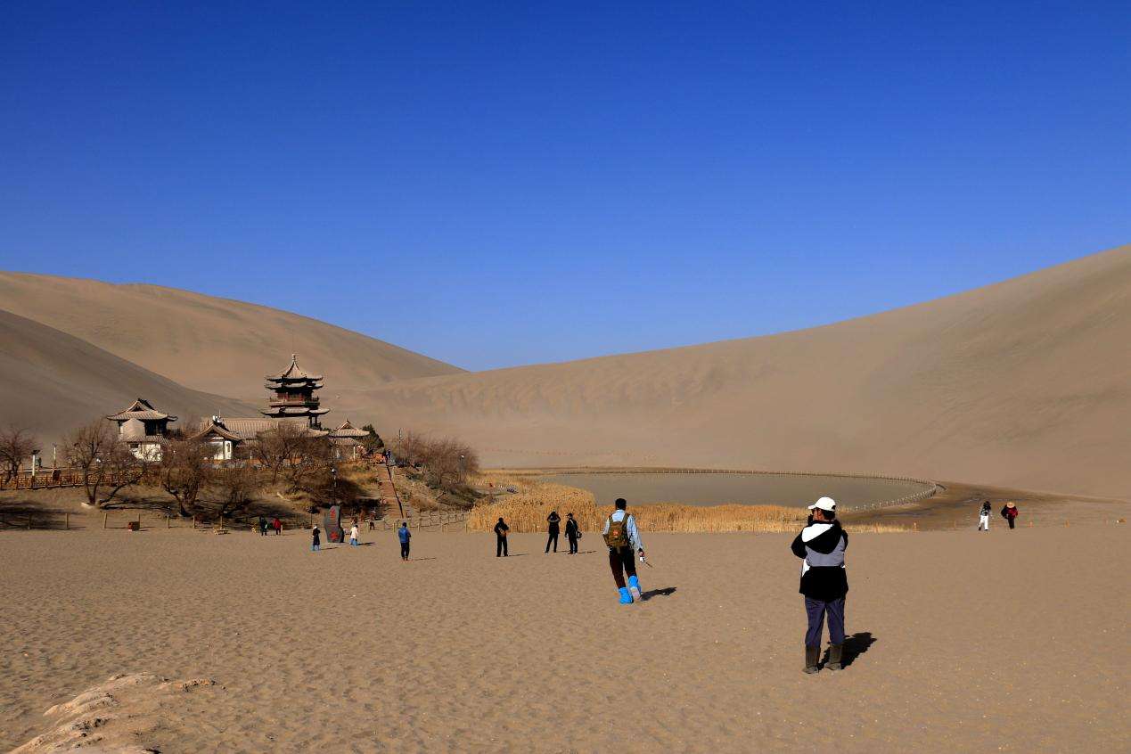 游客在敦煌鳴沙山月牙泉景區游覽