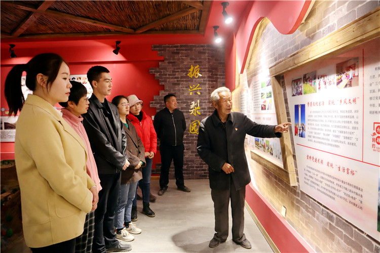1687734987875842.jpg 2.臨澤縣倪家營鎮梨園村老支書科保元在紅色記憶館向青年干部講述紅西路軍在梨園口浴血奮戰的故事.JPG