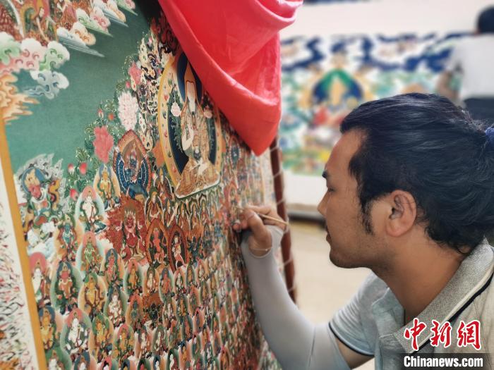 圖為更登才讓的徒弟繪畫唐卡。 張添福 攝 圖為更登才讓的徒弟繪畫唐卡。 張添福 攝