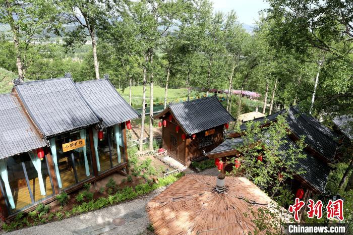 圖為景區內依山而建的民宿?！⊙Φ?攝