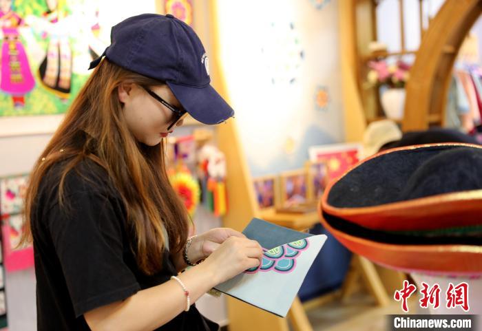 圖為民眾體驗國家級非遺項目盤繡技藝?！⊙Φ?攝