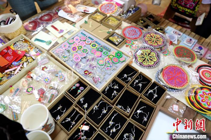 圖為盤繡作品?！⊙Φ?攝