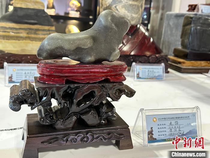 8月3日——7日,2023中國(蘭州)絲綢之路國際賞石文化節(jié)在甘肅國際會展中心舉行。圖為名為《虎符》的黃河石。楊娜 攝</p><p> 8月3日——7日,2023中國(蘭州)絲綢之路國際賞石文化節(jié)在甘肅國際會展中心舉行。圖為名為《虎符》的黃河石。楊娜 攝</p><p>