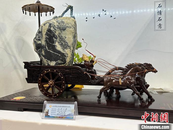 8月3日——7日,2023中國(蘭州)絲綢之路國際賞石文化節(jié)在甘肅國際會展中心舉行。圖為名為《漢武大帝》的黃河石。楊娜 攝</p><p> 8月3日——7日,2023中國(蘭州)絲綢之路國際賞石文化節(jié)在甘肅國際會展中心舉行。圖為名為《漢武大帝》的黃河石。楊娜 攝</p><p>