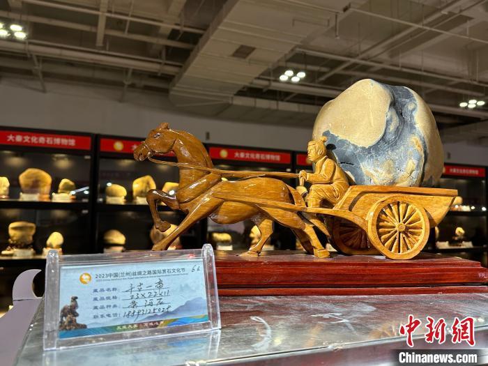 8月3日——7日,2023中國(蘭州)絲綢之路國際賞石文化節(jié)在甘肅國際會展中心舉行。圖為黃河石擺件《千古一帝》。楊娜 攝</p><p> 8月3日——7日,2023中國(蘭州)絲綢之路國際賞石文化節(jié)在甘肅國際會展中心舉行。圖為黃河石擺件《千古一帝》。楊娜 攝</p><p>