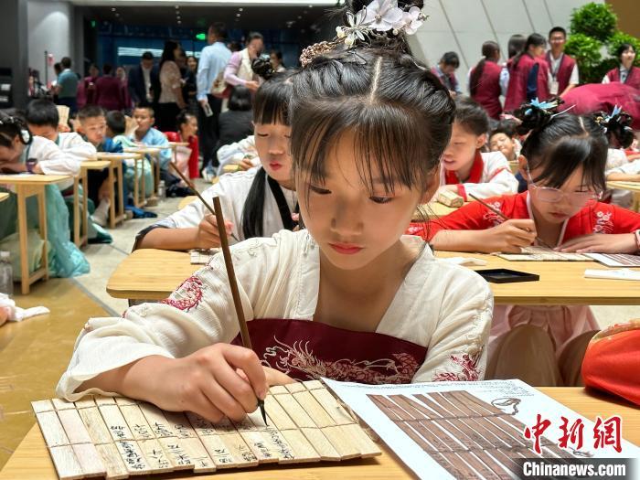 圖為小朋友在甘肅簡(jiǎn)牘博物館練習(xí)書法。 中新社記者 戴文昌 攝 圖為小朋友在甘肅簡(jiǎn)牘博物館練習(xí)書法。 中新社記者 戴文昌 攝