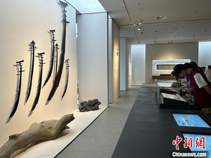圖為觀眾在甘肅簡(jiǎn)牘博物館參觀。中新社記者 戴文昌 攝 圖為觀眾在甘肅簡(jiǎn)牘博物館參觀。中新社記者 戴文昌 攝