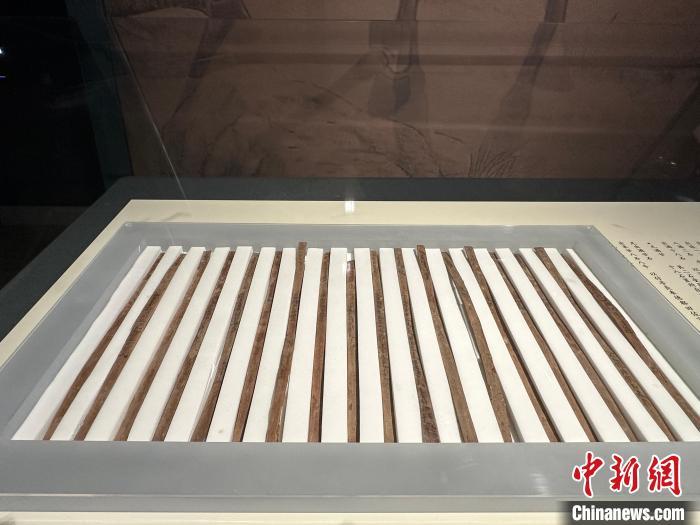 圖為甘肅簡(jiǎn)牘博物館展陳的漢簡(jiǎn)。中新社記者 戴文昌 攝 圖為甘肅簡(jiǎn)牘博物館展陳的漢簡(jiǎn)。中新社記者 戴文昌 攝