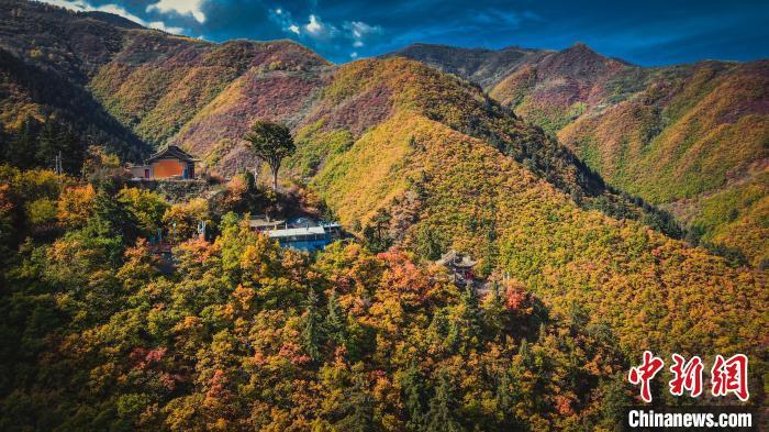 深秋,位于蘭州市榆中縣的興隆山,似打翻調(diào)色板。金峯 攝 深秋,位于蘭州市榆中縣的興隆山,似打翻調(diào)色板。金峯 攝