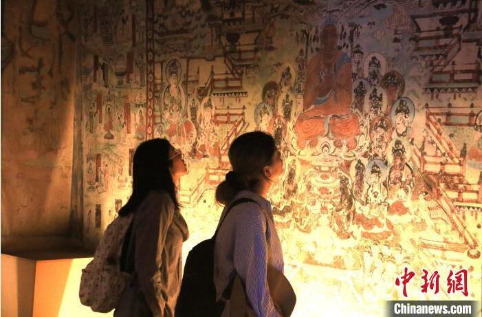 2023年8月27日，游客在甘肅省敦煌市博物館參觀文物展。張曉亮 攝(資料圖)