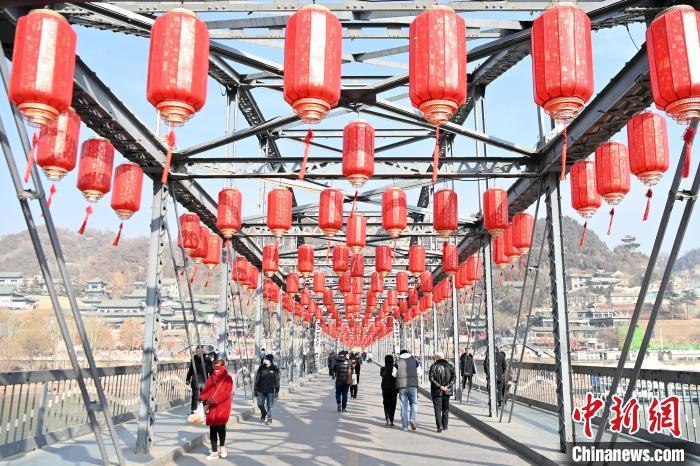 1月30日,裝扮一新的中山橋?yàn)榧磳⒌絹?lái)的新春佳節(jié)增添節(jié)日氛圍。九美旦增 攝</p><p> 1月30日,裝扮一新的中山橋?yàn)榧磳⒌絹?lái)的新春佳節(jié)增添節(jié)日氛圍。九美旦增 攝</p><p>