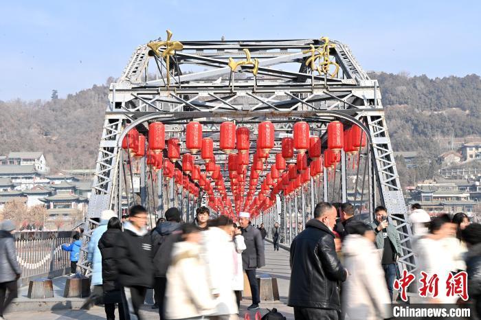 1月30日,裝扮一新的中山橋?yàn)榧磳⒌絹?lái)的新春佳節(jié)增添節(jié)日氛圍。九美旦增攝</p><p> 1月30日,裝扮一新的中山橋?yàn)榧磳⒌絹?lái)的新春佳節(jié)增添節(jié)日氛圍。九美旦增攝</p><p>
