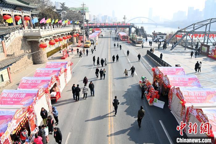 1月30日,蘭州黃河畔的年貨集市吸引顧客選購(gòu)年貨。九美旦增 攝</p><p> 1月30日,蘭州黃河畔的年貨集市吸引顧客選購(gòu)年貨。九美旦增 攝</p><p>