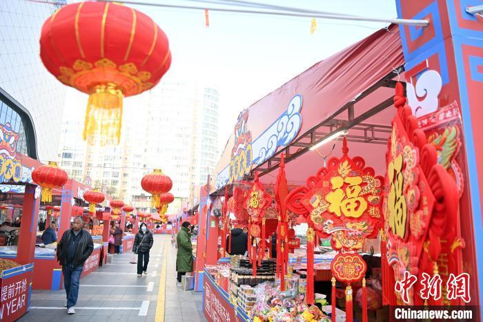 1月30日,蘭州街頭琳瑯滿目的年貨吸引顧客選購(gòu)。九美旦增 攝</p><p> 1月30日,蘭州街頭琳瑯滿目的年貨吸引顧客選購(gòu)。九美旦增 攝</p><p>