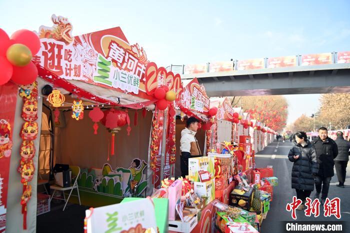 1月30日,蘭州黃河畔的年貨集市吸引顧客選購(gòu)年貨。九美旦增 攝</p><p> 1月30日,蘭州黃河畔的年貨集市吸引顧客選購(gòu)年貨。九美旦增 攝</p><p>