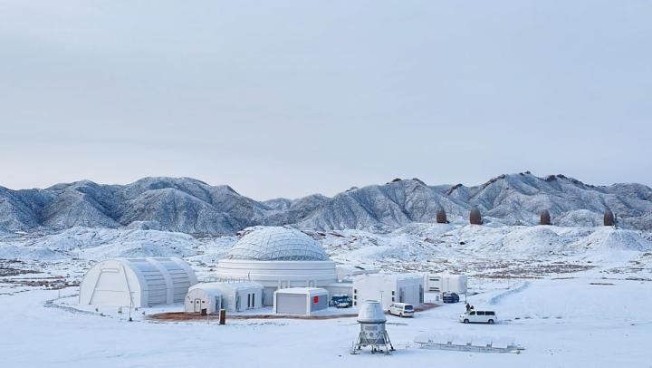 2023年12月14日拍攝的甘肅省金昌市“火星1號(hào)基地”雪后景象。新華社發(fā)(李婷 攝)