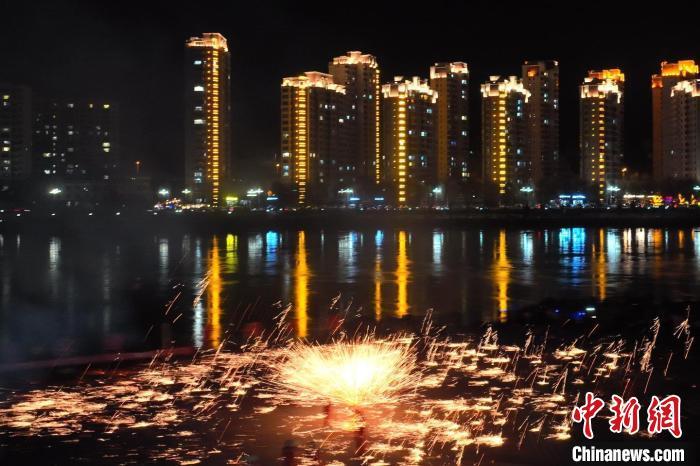 國家級非物質文化遺產“打鐵花”在黃河岸畔落地。侯奇志 攝</p>
<p> 國家級非物質文化遺產“打鐵花”在黃河岸畔落地。侯奇志 攝</p>
<p>