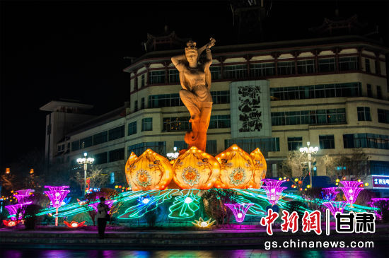 2024年春節期間,敦煌市中心盤旋路上的反彈琵琶燈組。王斌銀 攝 2024年春節期間,敦煌市中心盤旋路上的反彈琵琶燈組。王斌銀 攝