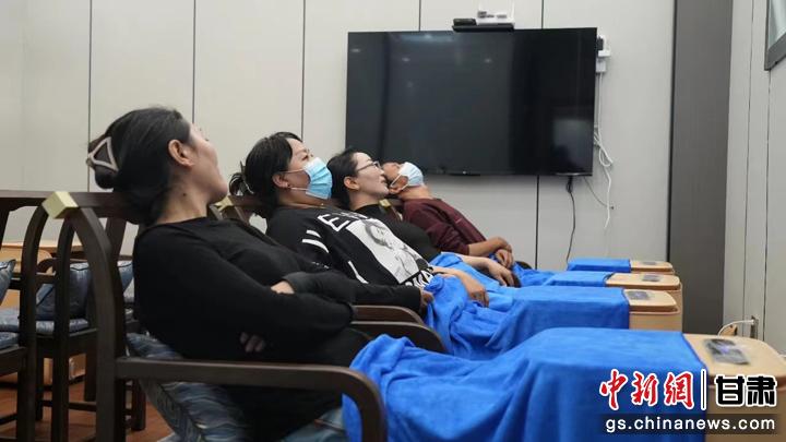 圖為當地居民體驗藏醫院診療。卓瑪草 攝 圖為當地居民體驗藏醫院診療。卓瑪草 攝